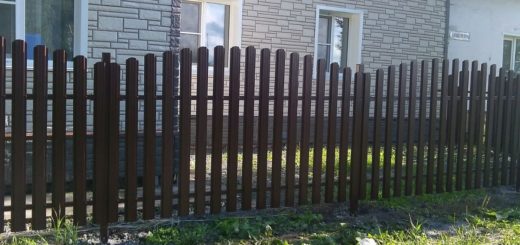 Заборы из металлического штакетника плюсы и минусы