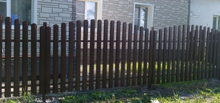 Заборы из металлического штакетника плюсы и минусы