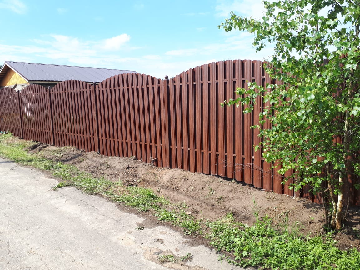 Заборы из металлического штакетника плюсы и минусы