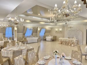 Где сердца бьются в унисон: Наш путеводитель по свадебным банкетным залам Барнаула