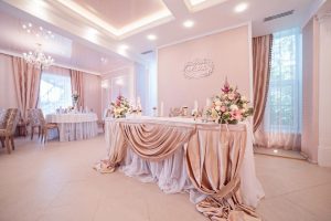 Где сердца бьются в унисон: Наш путеводитель по свадебным банкетным залам Барнаула